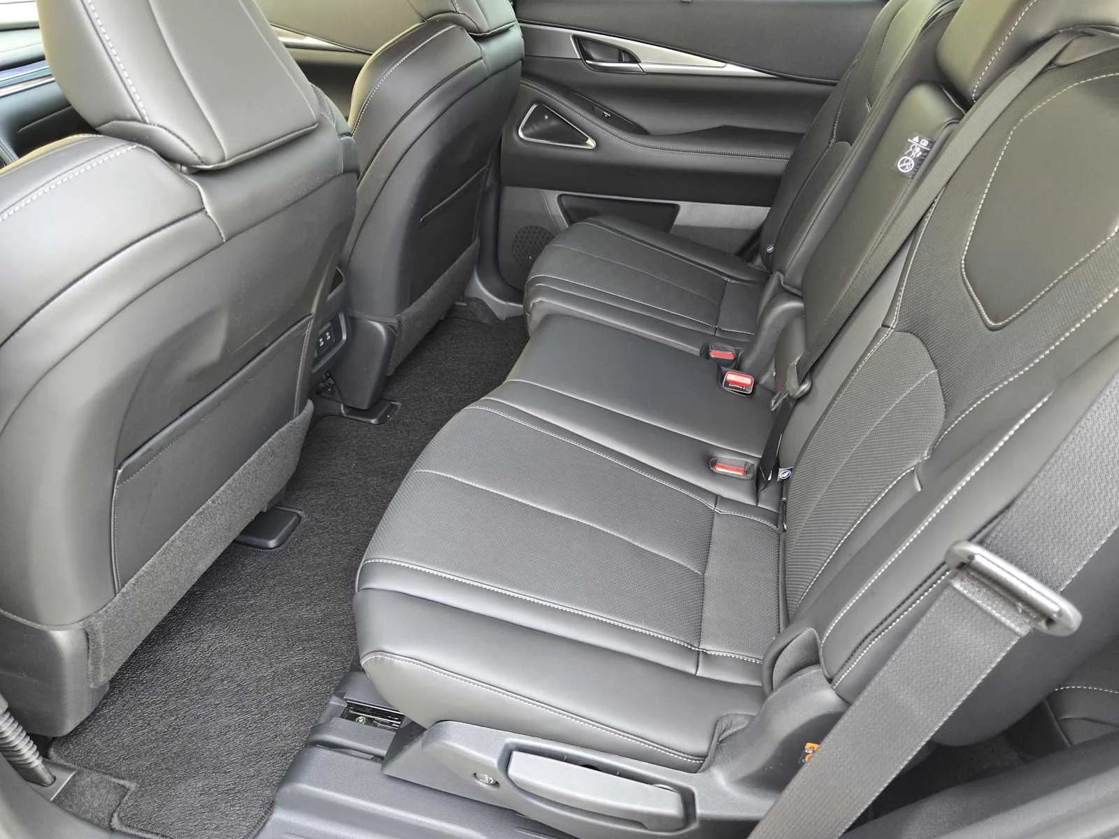 Certified Used 2026 Radiant White INFINITI LUXE image 19