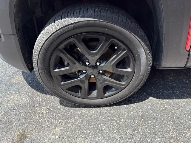 Used 2018 Red Jeep Latitude image 7