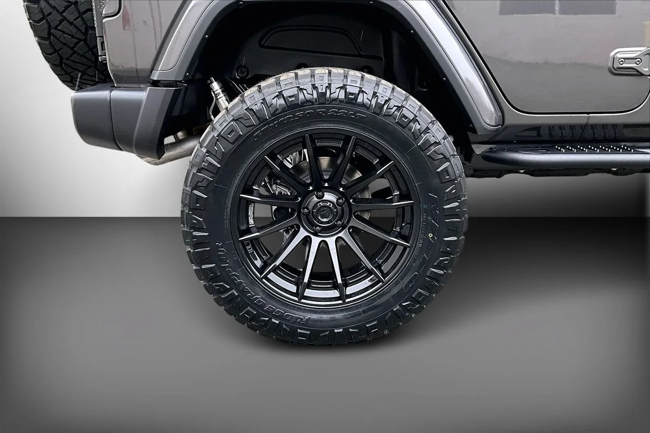 New 2026 Granite Crystal Metallic Clear-Coat Exterior Paint Jeep Sahara image 34
