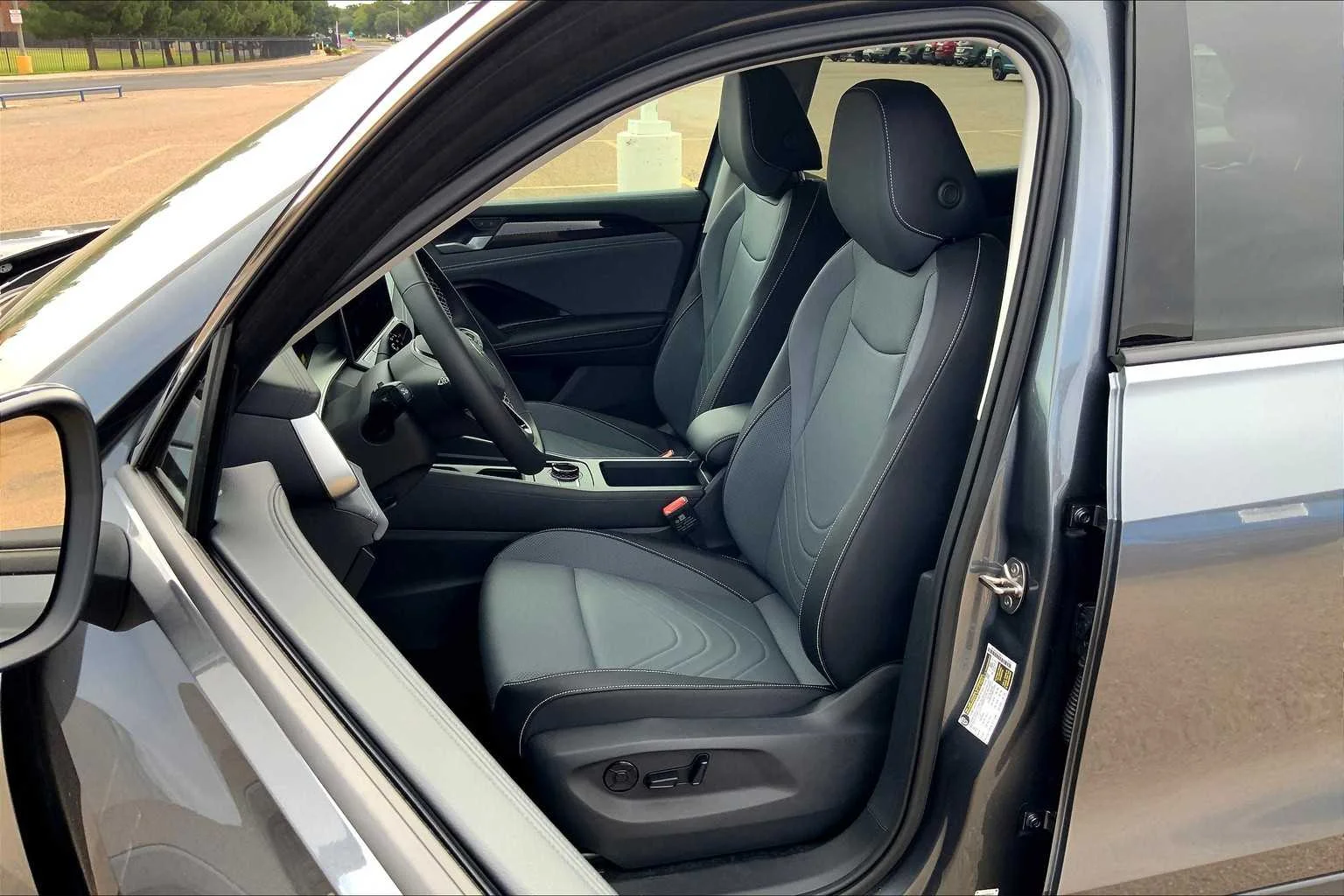 2025 Volkswagen Tiguan SE - Photo 9