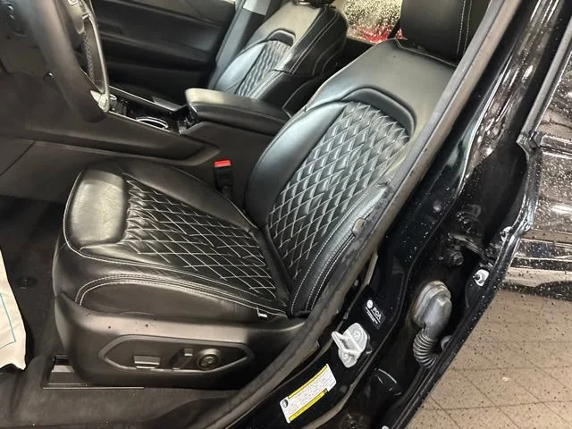 Used 2023 Diamond Black Crystal Pearlcoat Jeep Laredo image 15