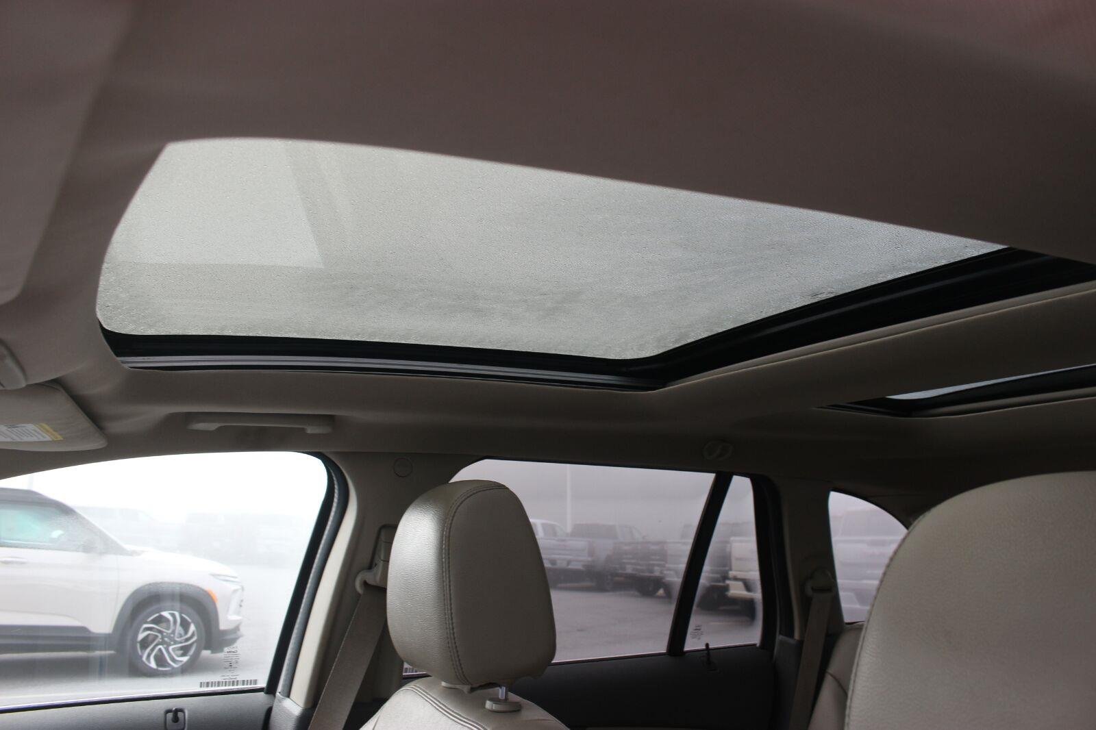 Used 2014 White Ford Limited image 33