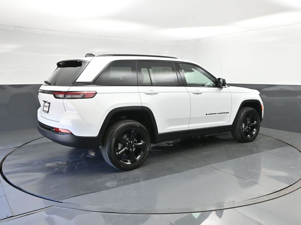 New 2025 Bright White Clear-Coat Exterior Paint Jeep Altitude X image 15