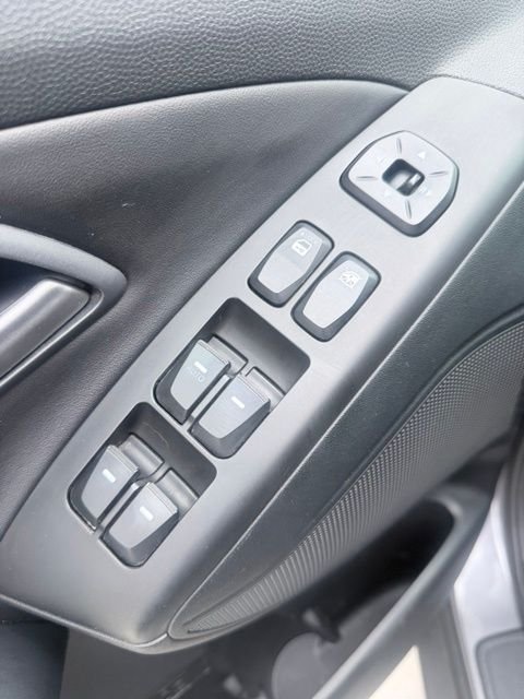 Used 2015 Gray Hyundai SE image 20