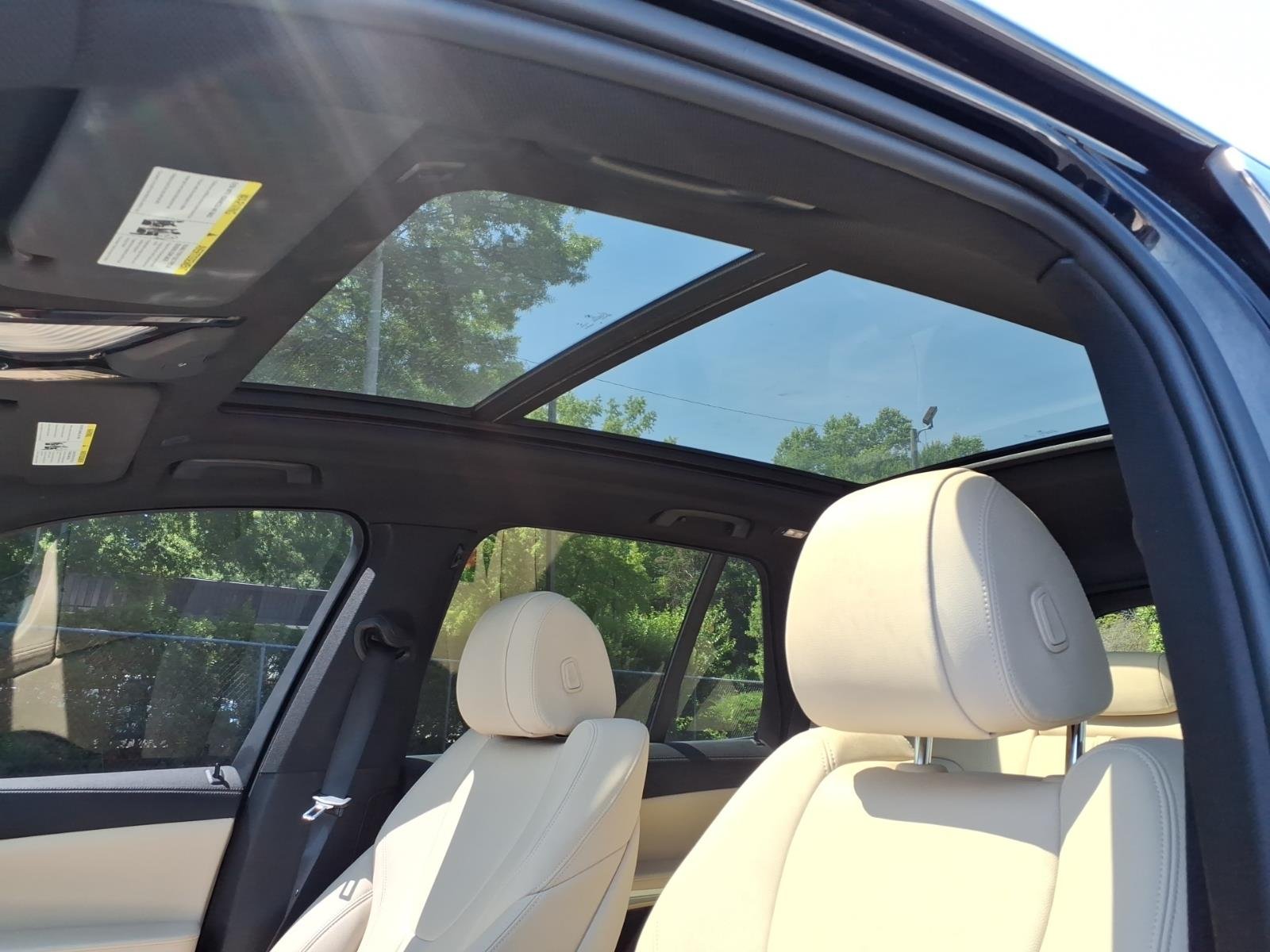 Used 2022 Black BMW xDrive40i image 15