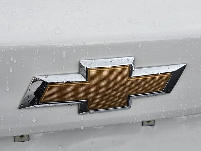 Used 2025 Summit White Chevrolet LT image 16