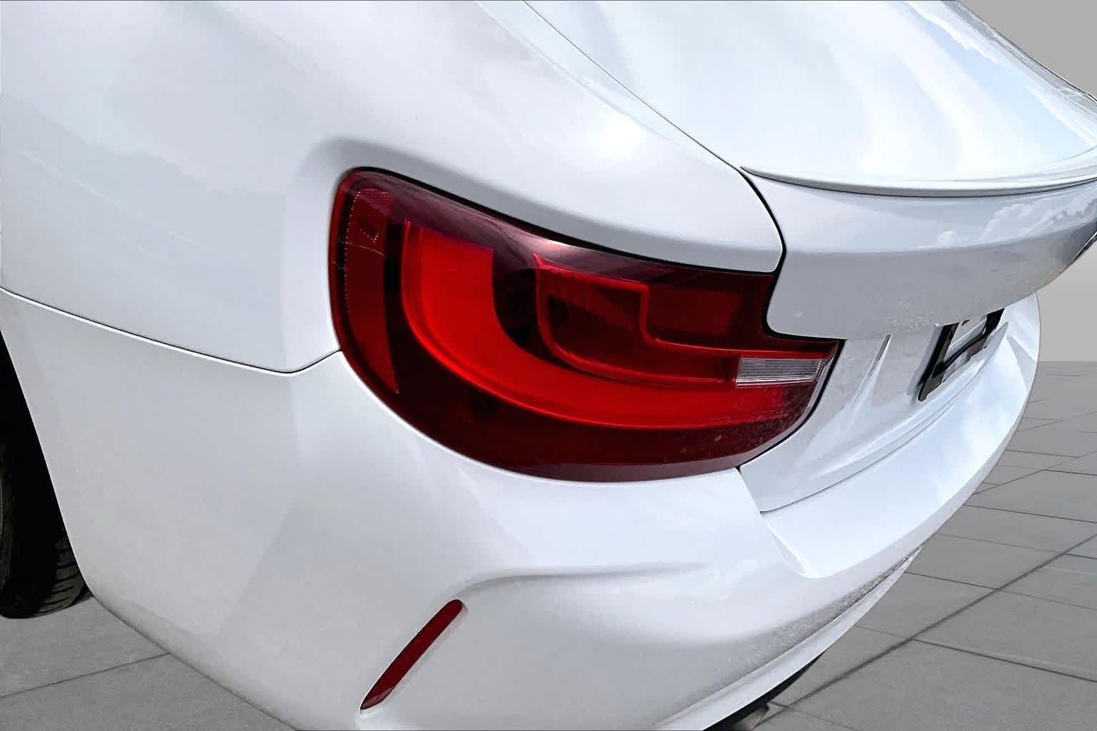 Used 2017 Alpine White BMW  image 25