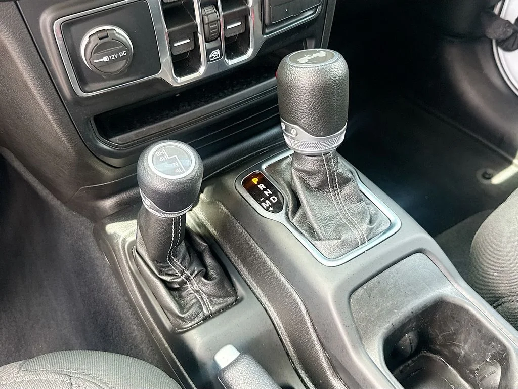 Used 2022 White Jeep Unlimited Sahara image 18
