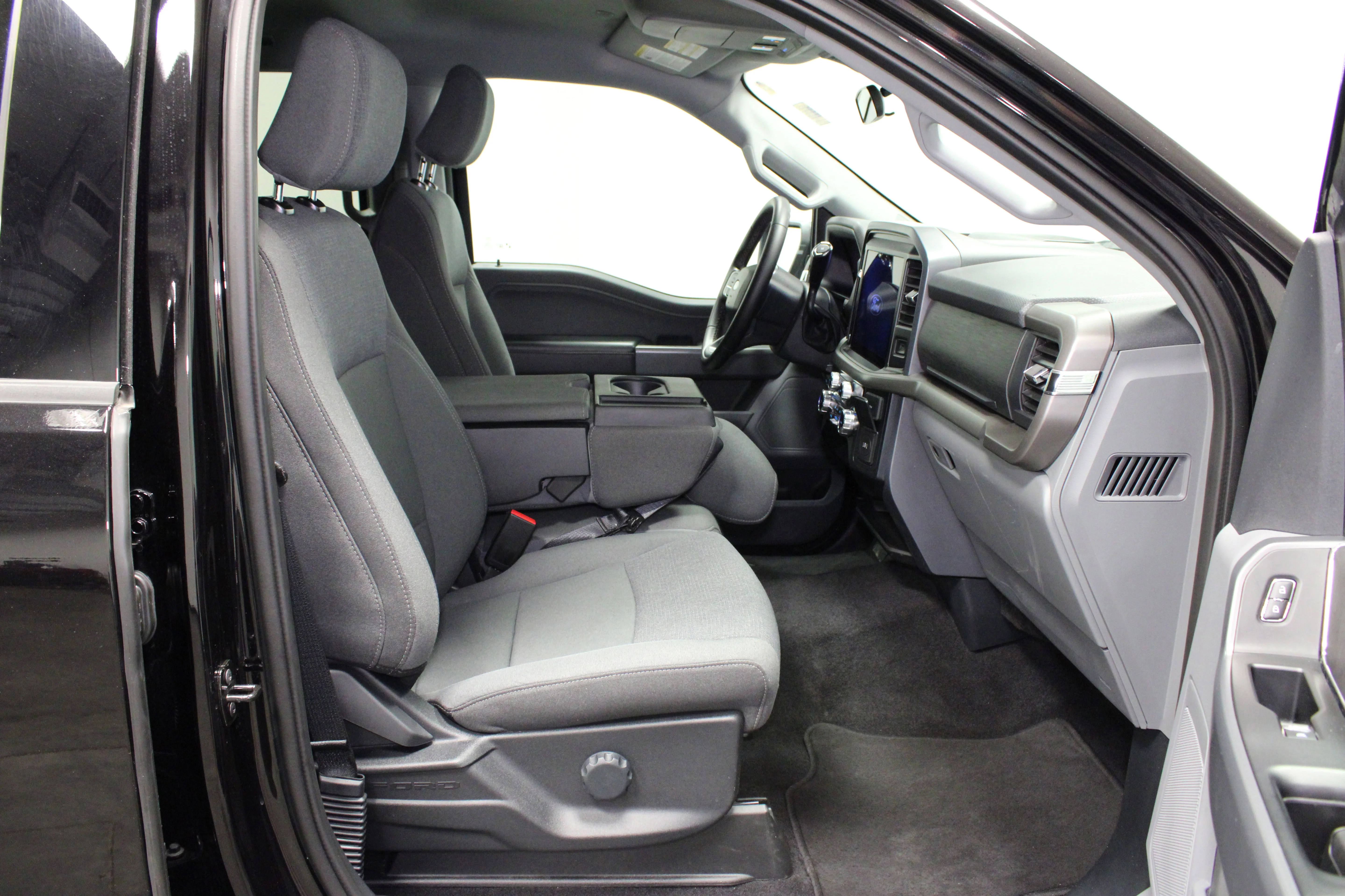 Used 2025 Agate Black Metallic Ford XLT image 15