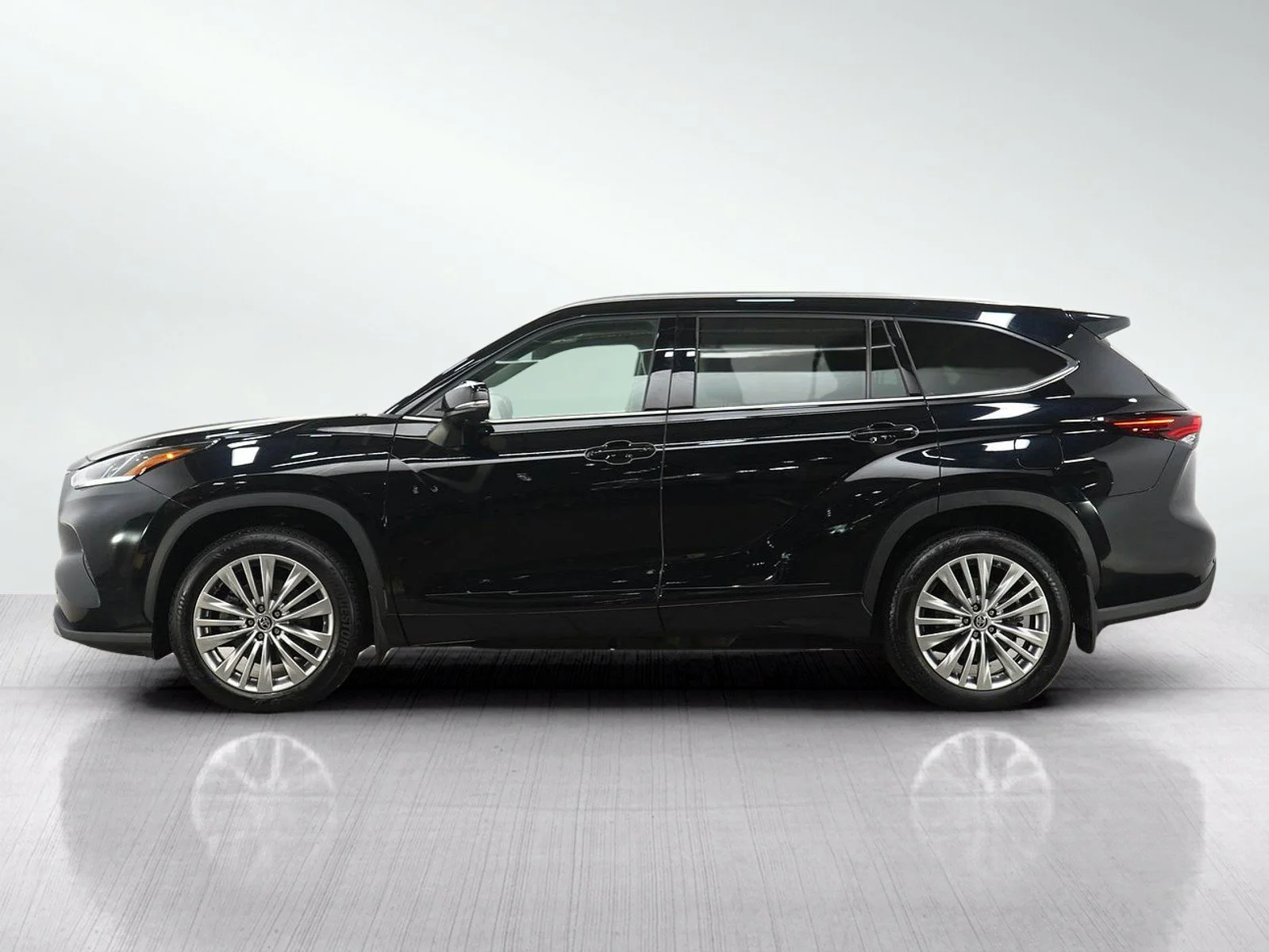 Used 2024 Toyota Highlander Limited with VIN 5TDKDRBH5RS535811 for sale in White Bear Lake, Minnesota