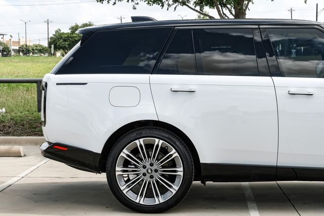 Used 2025 White Land Rover SE image 7