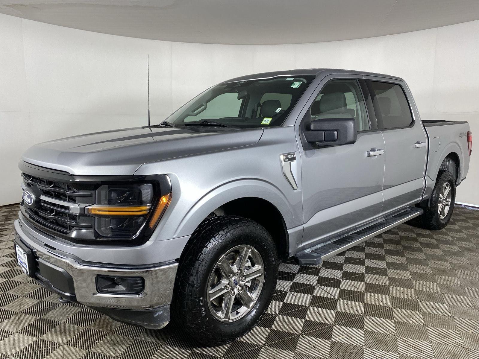 Used 2025 Iconic Silver Ford XLT image 3