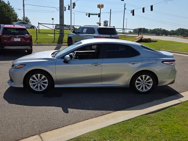 Used 2018 Silver Toyota LE image 4