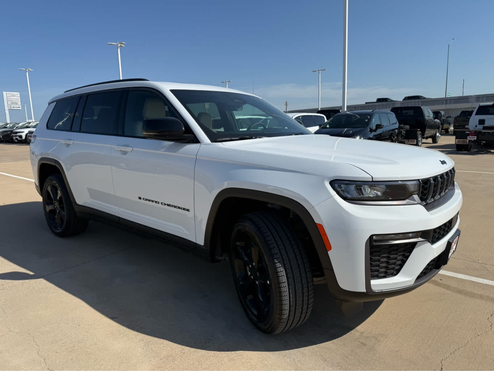 New 2026 Bright White Clear-Coat Exterior Paint Jeep Limited image 4