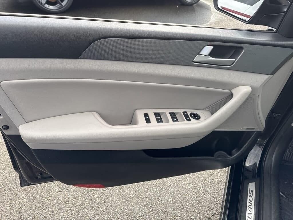 Used 2016 Black Hyundai Base image 14