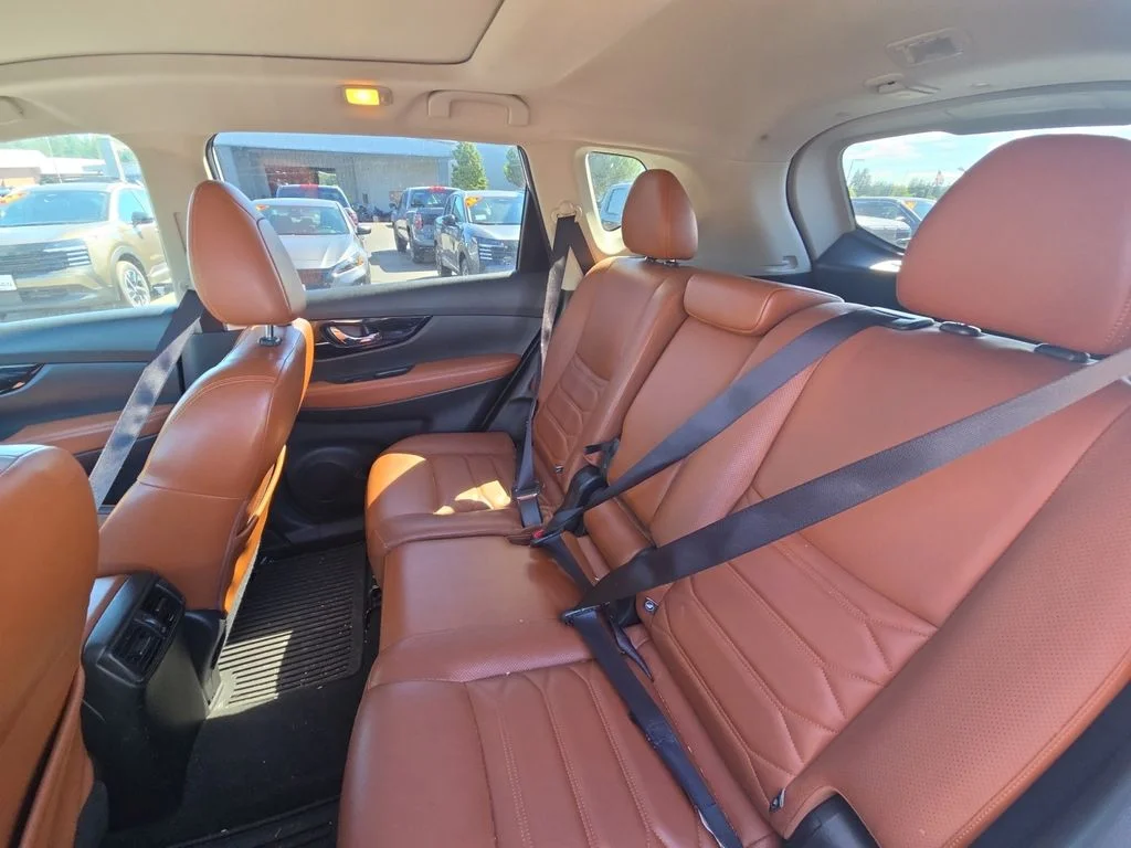 Used 2018 Silver Nissan SL image 19