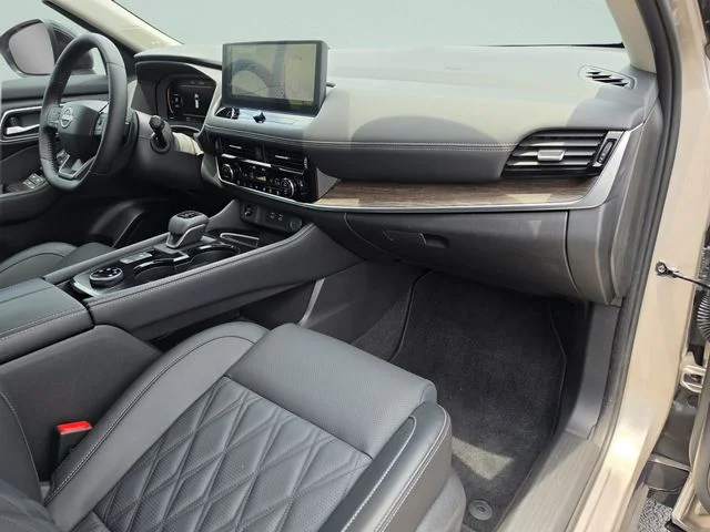 Used 2025 Gold Nissan Platinum image 22
