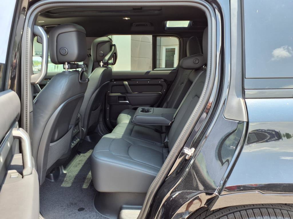 2025 Land Rover Defender X-Dynamic SE - Photo 23