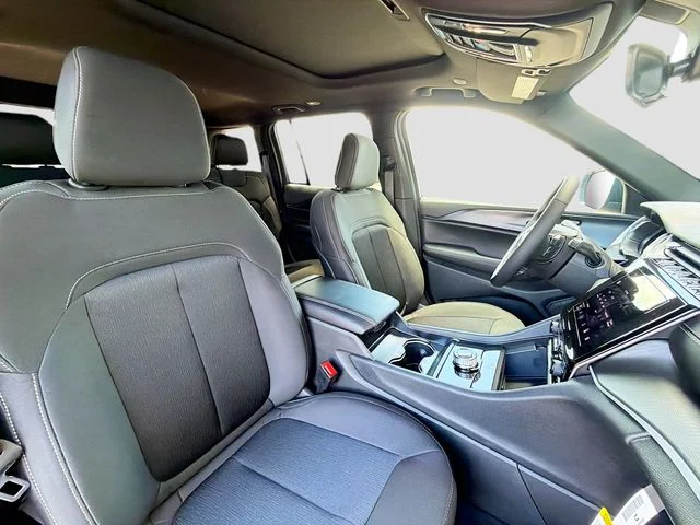 New 2026 Diamond Black Crystal Pearlcoat Jeep Laredo X image 32