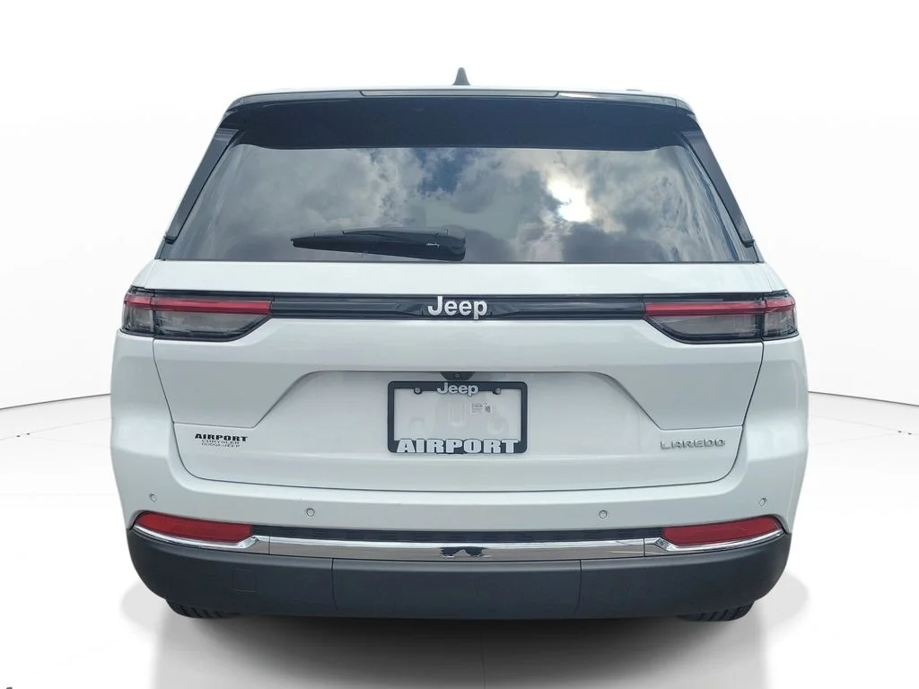 Used 2025 White Jeep Laredo image 4