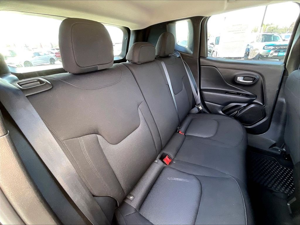 Used 2023 Black Clearcoat Jeep Latitude image 15