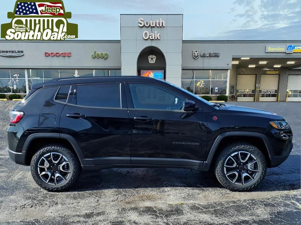 New 2026 Diamond Black Crystal Pearl-Coat Exterior Paint Jeep Trailhawk image 2