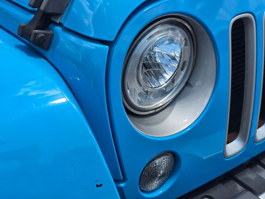 Used 2017 Blue Jeep Unlimited Sahara image 4