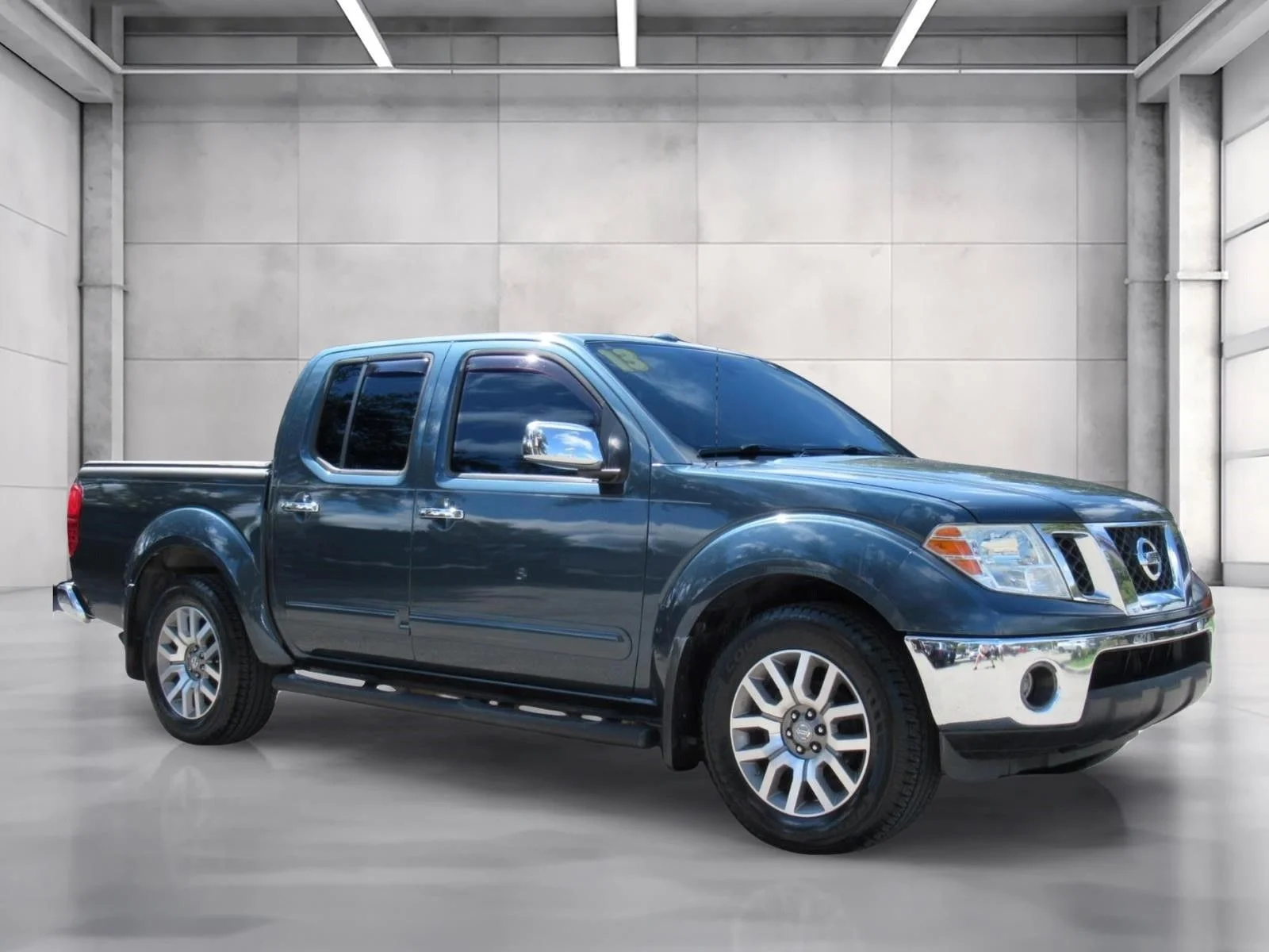 Used 2013 Blue Nissan SL image 1
