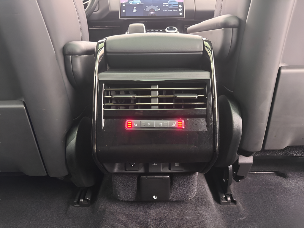 Used 2023  Land Rover SE Dynamic image 7
