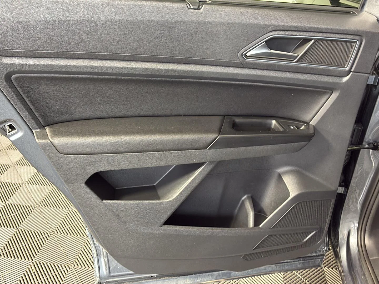 Used 2019 Platinum Gray Metallic Volkswagen 3.6L V6 SE image 24