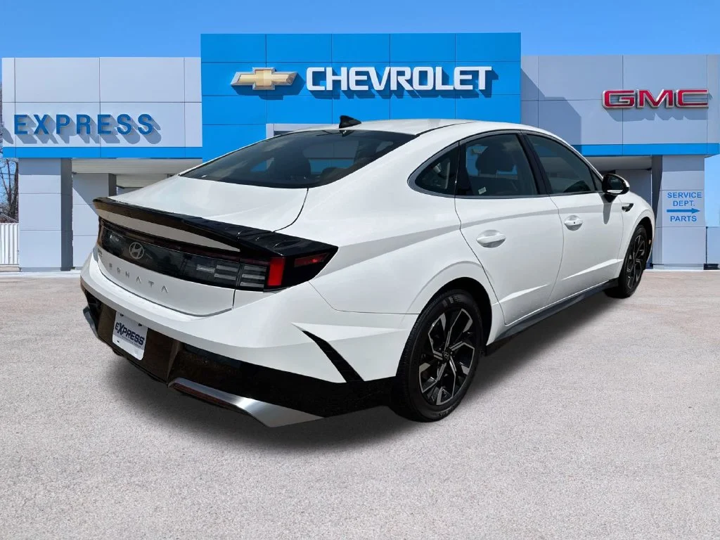 Used 2025 White Hyundai SEL image 7