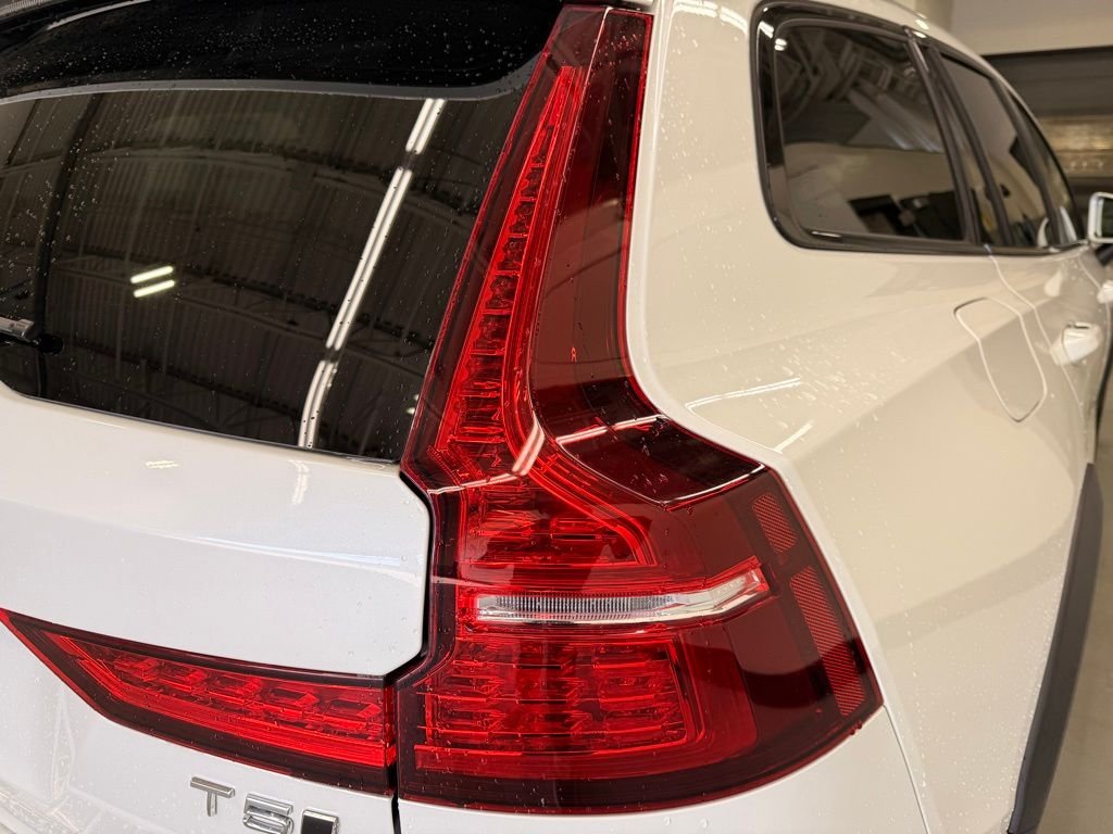Used 2022 White Volvo  image 5