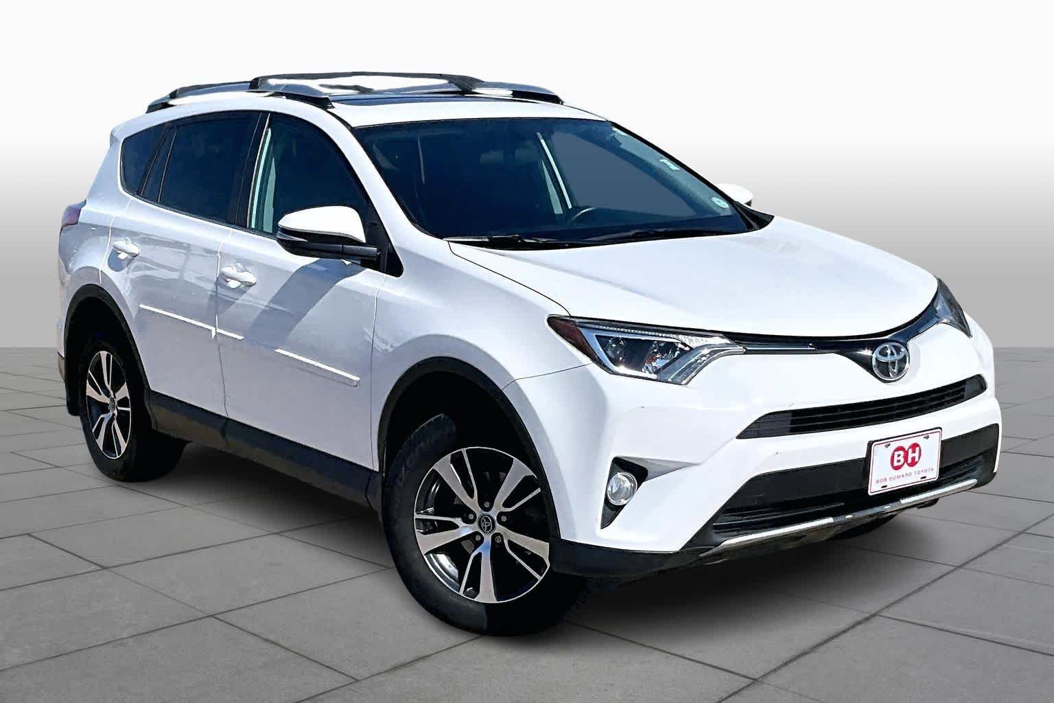 Used 2016 Super White Toyota XLE image 3