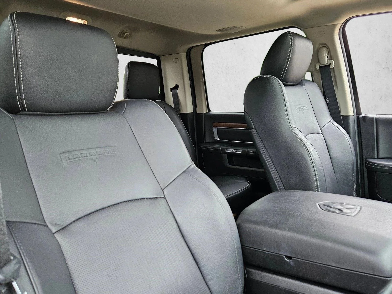Used 2014 True Blue Pearlcoat RAM Laramie image 25