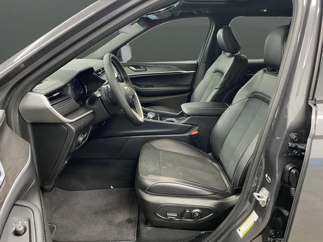 New 2026 Baltic Gray Metallic Clearcoat Jeep Altitude image 4