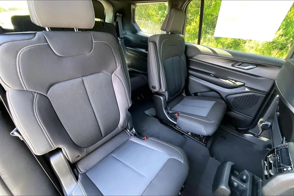 New 2026 Bright White Clear-Coat Exterior Paint Jeep Laredo image 23