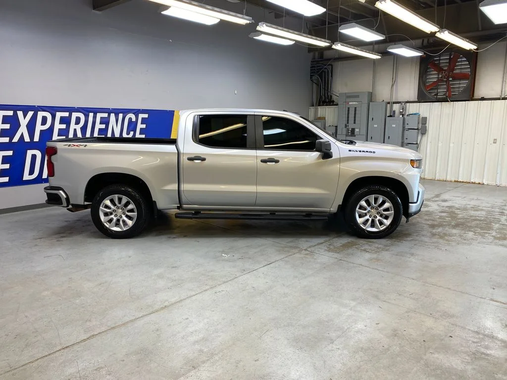 Used 2022 Silver Chevrolet Custom image 8