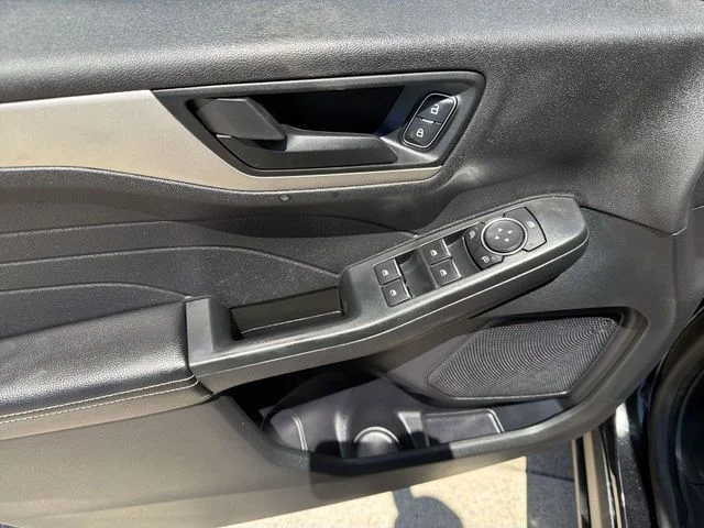Used 2022 Black Ford SE image 15