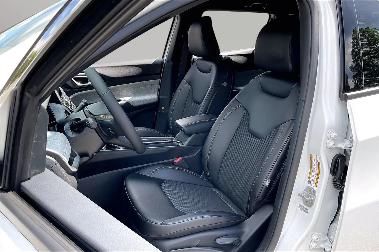 New 2026 Bright White Clearcoat Jeep Latitude image 17