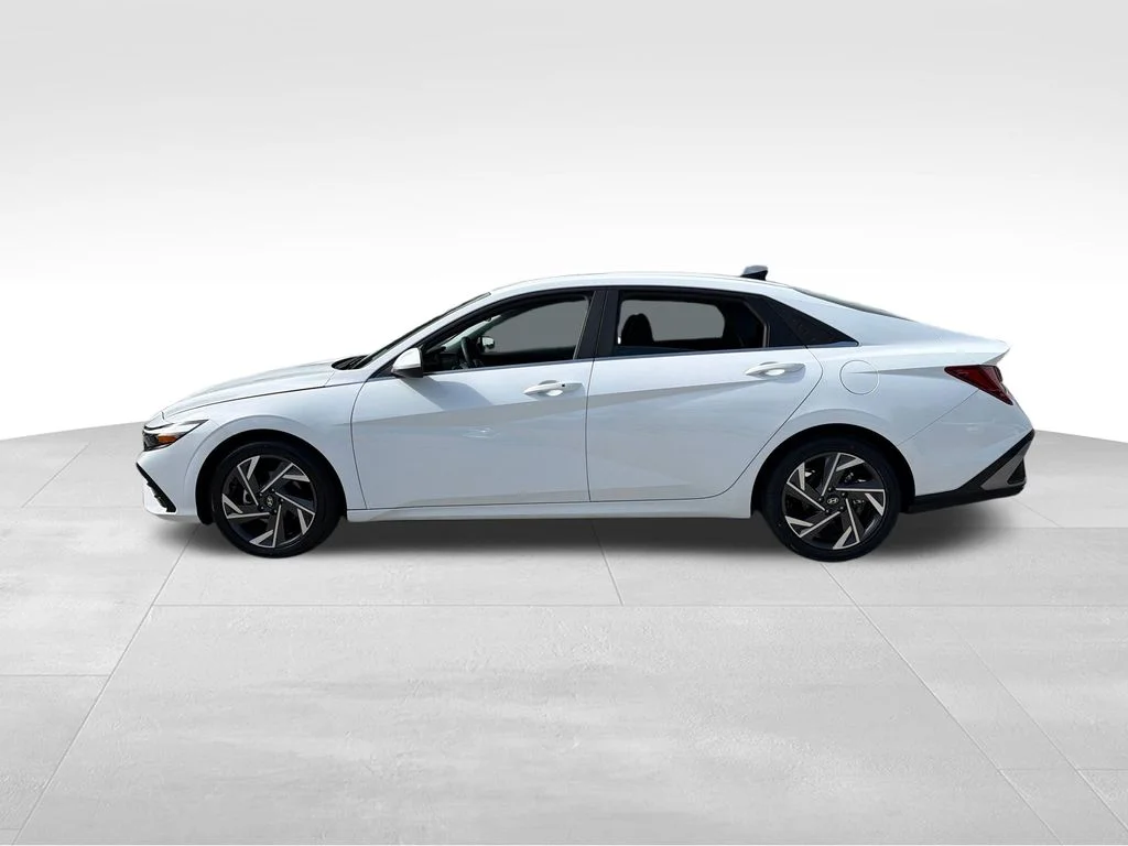Used 2024 White Hyundai SEL image 4