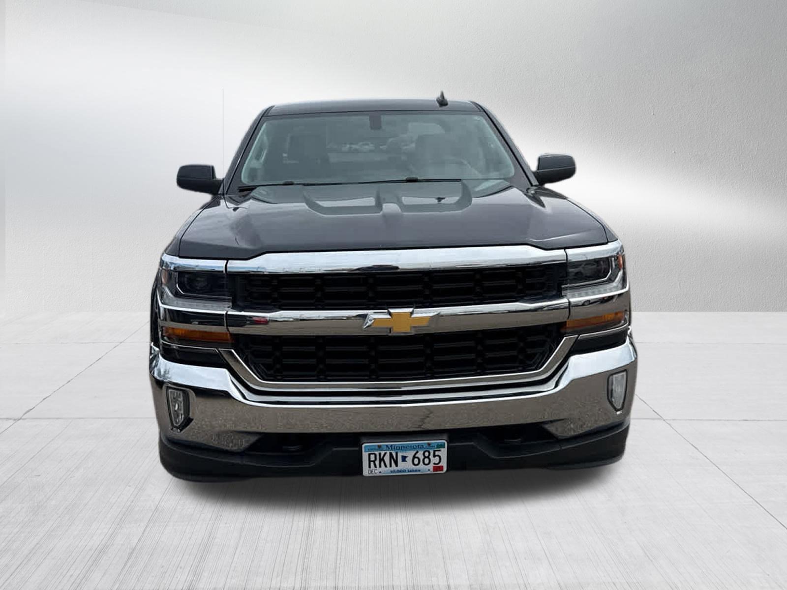 Used 2018 Chevrolet Silverado 1500 LT with VIN 3GCUKREC6JG232568 for sale in Brooklyn Center, Minnesota