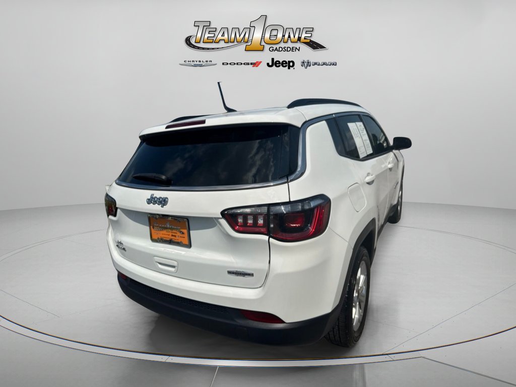 Used 2025 Bright White Clearcoat Jeep Latitude image 9