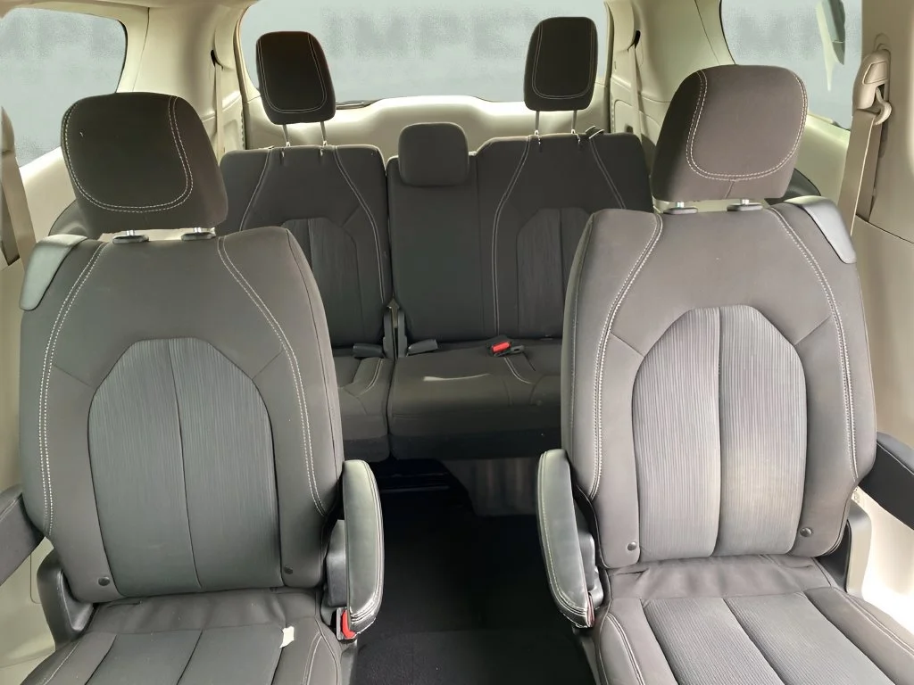 Used 2023 White Chrysler LX image 17