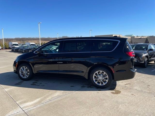 2026 Chrysler Pacifica Select AWD's photo