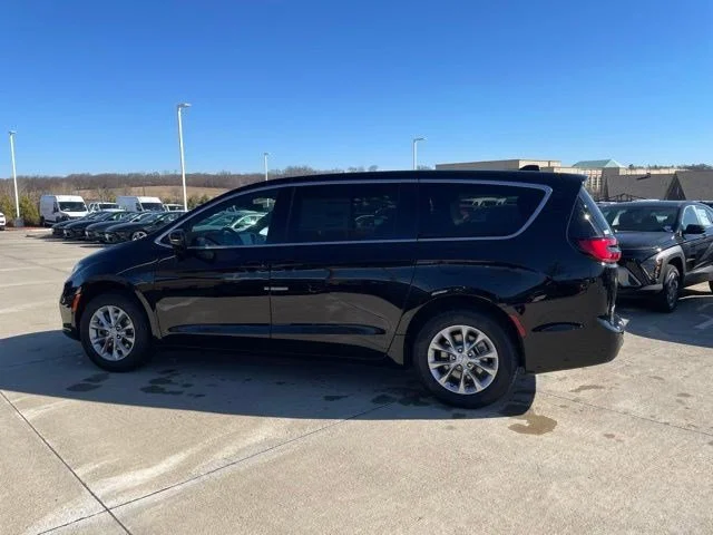 2026 Chrysler Pacifica Select AWD's photo