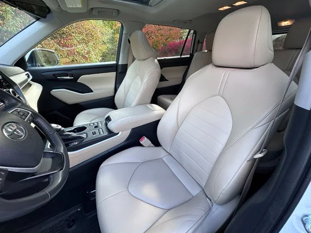 Used 2024 Off-white Toyota XLE image 12