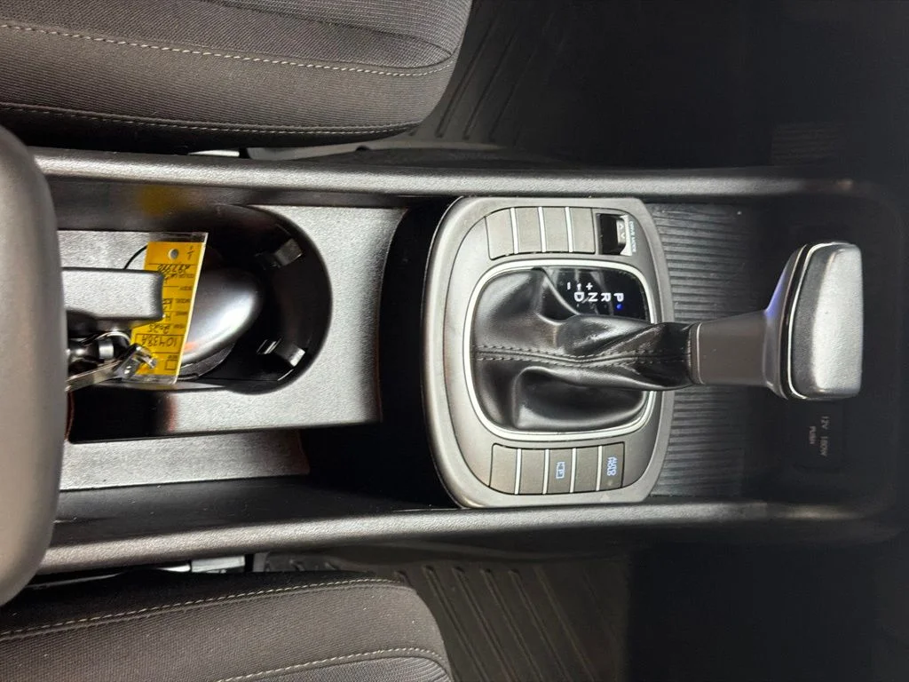 Used 2025 Atlas White Hyundai SEL image 17