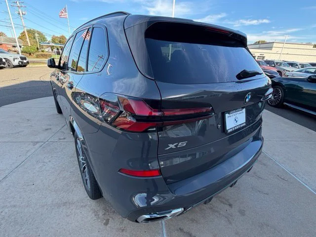 Used 2024 Gray BMW xDrive40i image 3