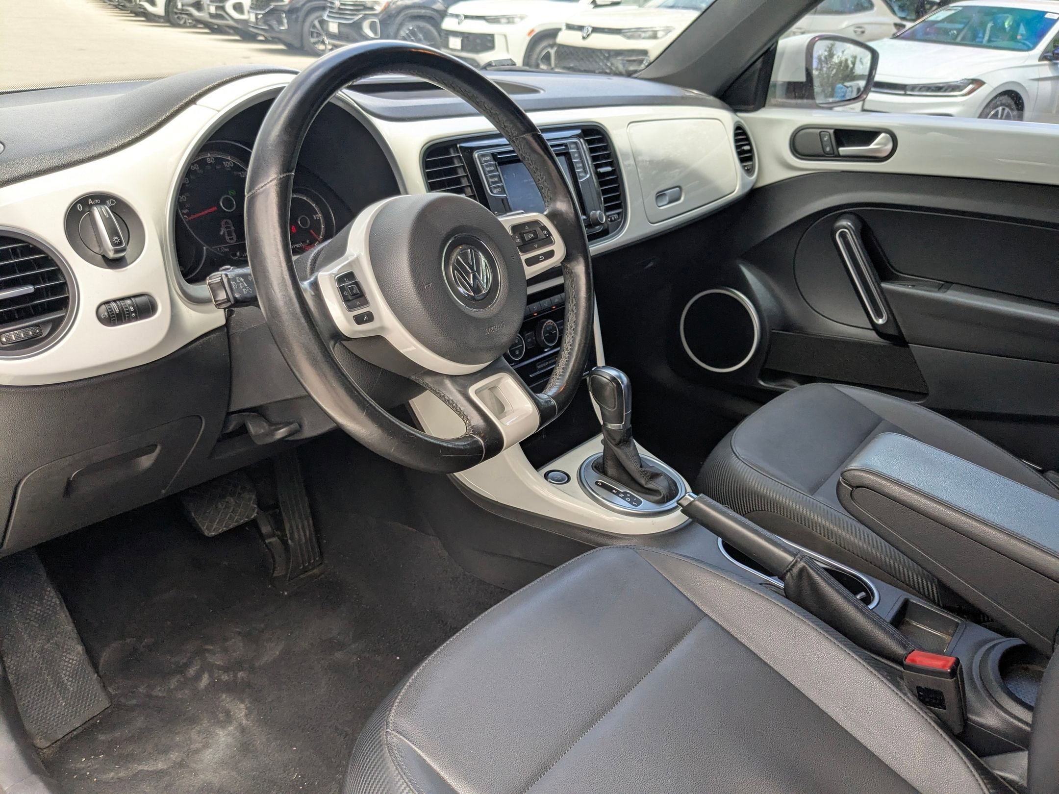 Used 2019 Pure White Volkswagen SE image 10