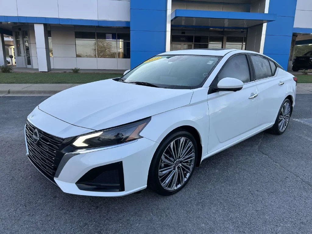 Used 2023 White Nissan 2.5 SL image 8